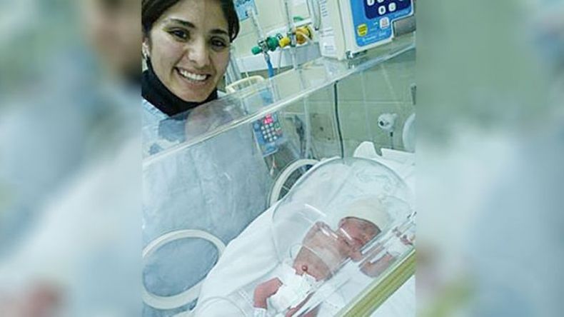 DE VISITA. La oficial Cecilia Álvarez fue a ver al recién nacido. .