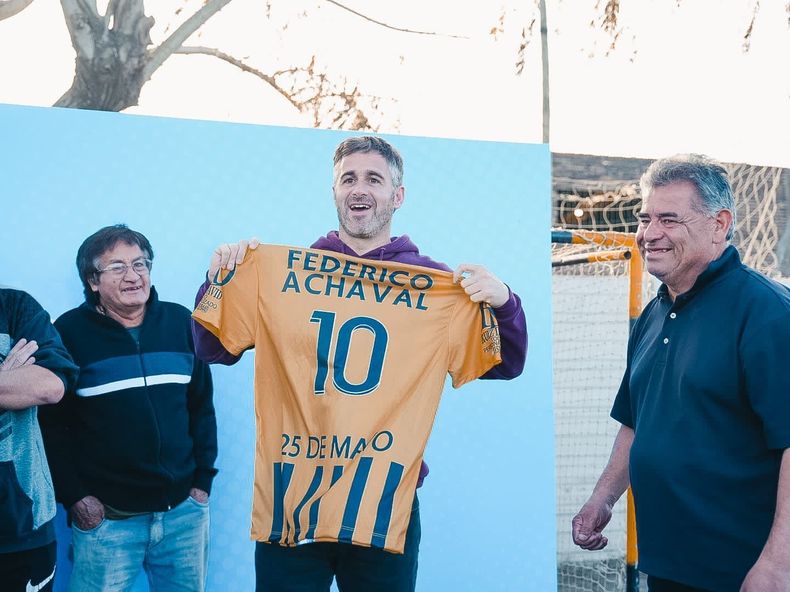 SE PUSO LA 10. Achával compartió una jornada con los socios del club 25 de Mayo.