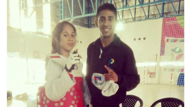 DORADA. Tania Avaca, oro en el Taekwondo -50 kilos, junto a su profesor Malaquías..