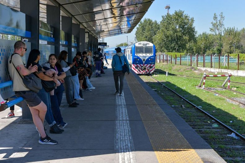 ESTACIÓN PILAR DEL FERROCARRIL SAN MARTÍN. Este miércoles, los trenes viajan más lento.