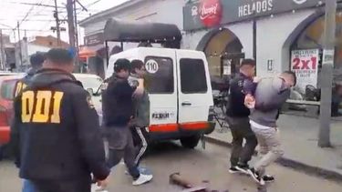 Los detenidos mientras eran trasladados a la Comisaría Pilar 1º.&nbsp;