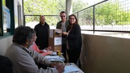 Bortule votó en el Almafuerte, junto a Docuté y su novio Santiago..