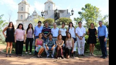 EQUIPO. Los nuevos funcionarios se presentaron con una foto en la plaza..