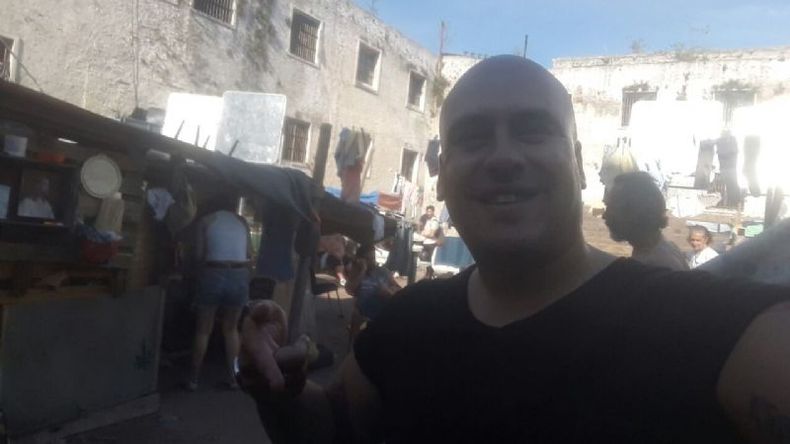 Selfie con la cárcel de Casero de fondo..