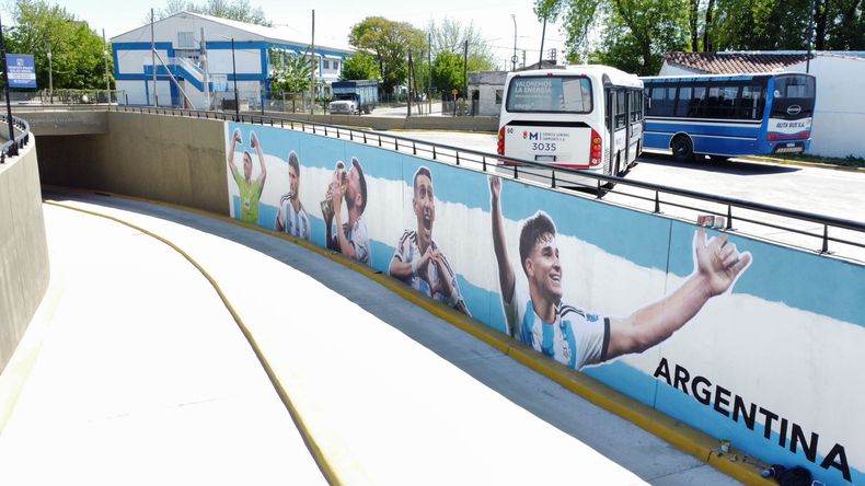 El paso bajo nivel ya luce el mural homenaje a los campeones del mundo.&nbsp;