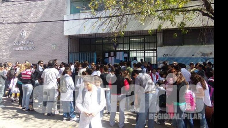 Guardapolvos. Los chicos esperando para entrar a la Escuela Nº 26, en Pilar..