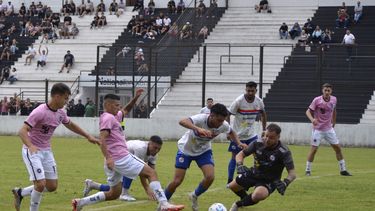 NO PUDO. Rodrigo Hernández trata de definir entre los defensores y el arquero de Paraguayo. Acompañan Brian Martín y Ariel Otermín (fondo).