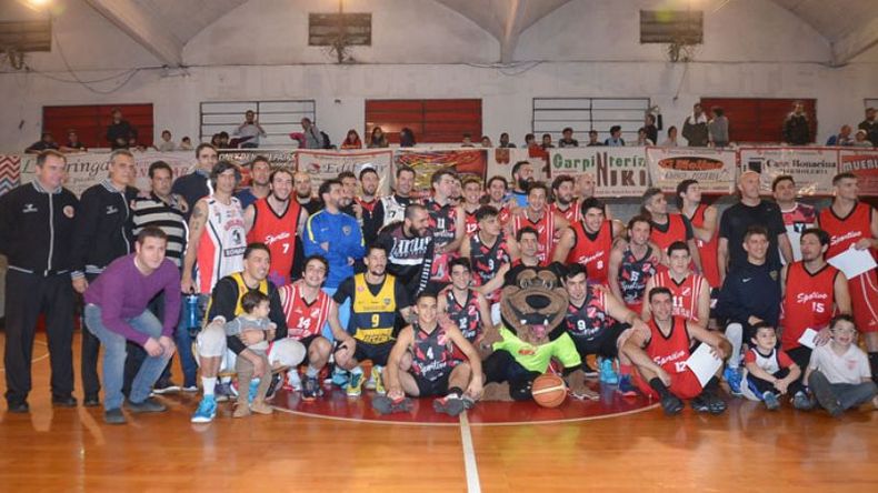 (FREDY CABALLERO). MISMA CAUSA. Los jugadores del club, viejas glorias y las figuras de la Liga Nacional aportaron su grano de arena para la refundación de Sportivo..