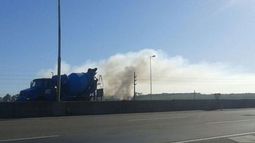 Basura lleva 24 horas quemándonse, aseguró Mariano, vecino que tomó esta foto..