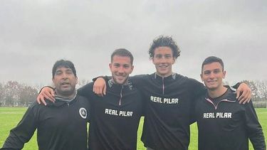 CAMPEONES. Héctor Santillán (entrenador de arqueros), Roberto Giacomini, Gerónimo Govi y Lucas Gómez ganadores del fútbol-tenis.