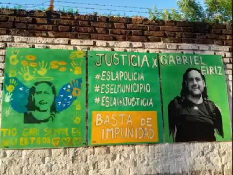 El mural que recuerda a Gabriel Eiriz, asesinado en su casa de La Lonja en octubre de 2013.