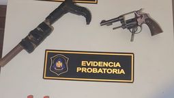 Las armas secuestradas en poder de los sujetos que efectuaron los disparos contra la vivienda. Las armas secuestradas en poder de los sujetos que efectuaron los disparos contra la vivienda.