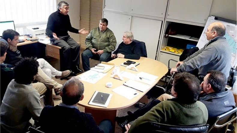 REUNIÓN. Los industriales, ayer, preparando la intervención. .