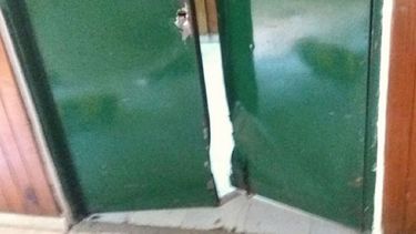 DESTROZOS. Para sacar lo robado, los delincuentes barretearon una puerta..