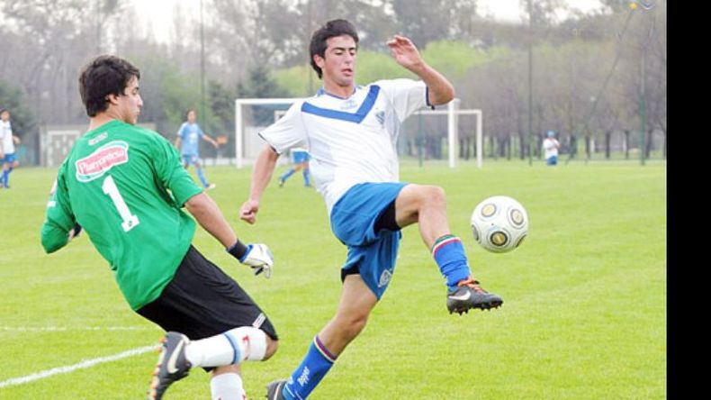 (www.velezsarfield.com.ar). Arricau, goleador de las inferiores de Vélez, citado en la Selección..