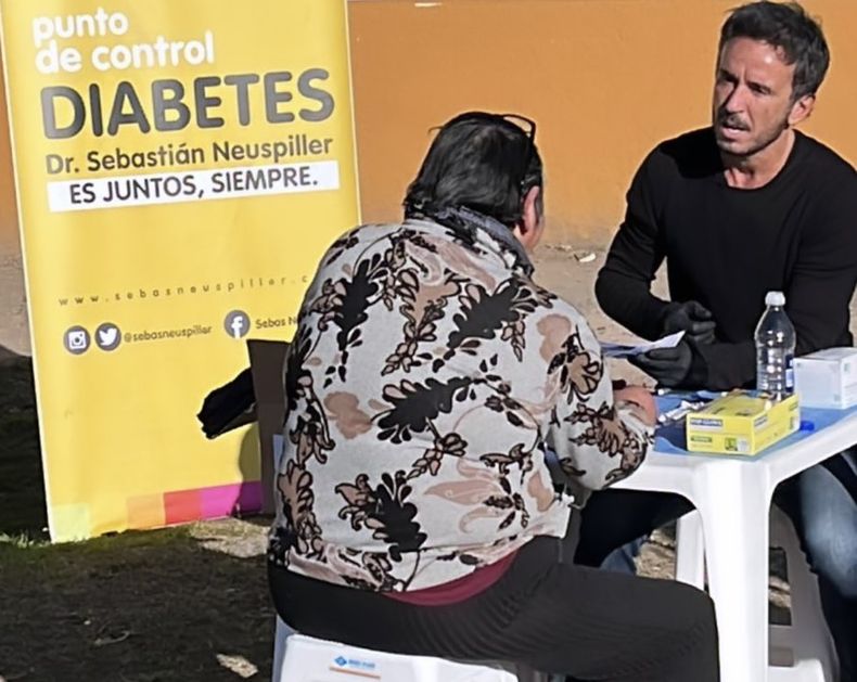 MÉDICO. Neuspiller realizando controles de glucemia en la campaña. &nbsp;