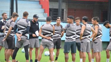 CHARLA. Pouso al frente del plantel en el amistoso que cerró la pretemporada..