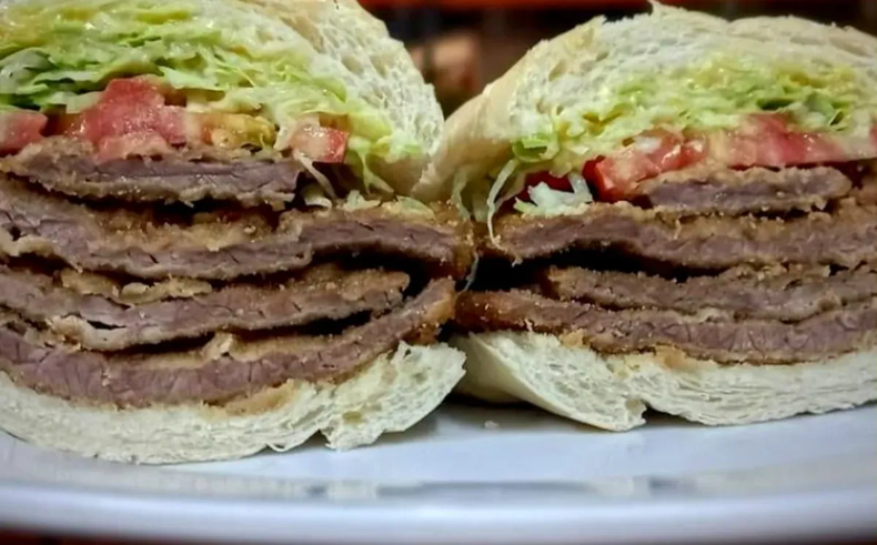 Milanosaurio, la milanesa más grande de Argentina. (La Nación)..png