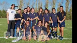 Las chicas de San Patricio con todas las copas, tras la coronación en el Torneo Intercolegial..