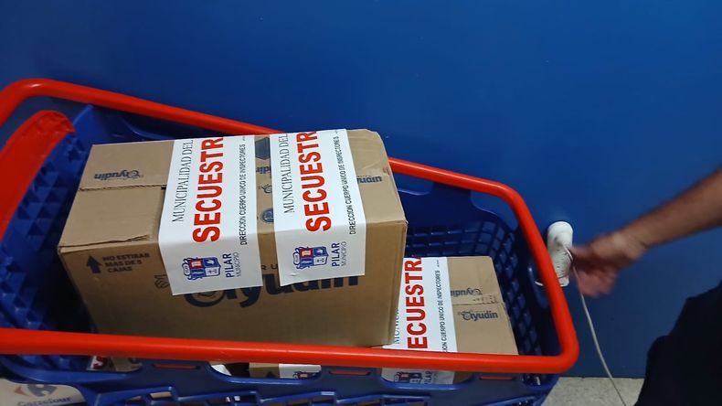 Los inspectores del Municipio de Pilar secuestraron mercader&iacute;a vencida en dos sedes de Carrefour.