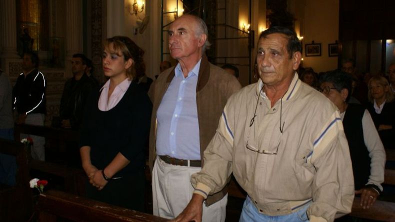 En una misa por Raúl Alfonsín, entre Claudia Zakhem y Raúl Martinelli..