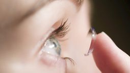 Crean lentes de contacto que controlan la presión ocular