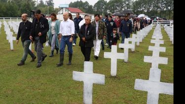 RECORRIDA. Autoridades y excombatientes en el Cenotafio de Malvinas..