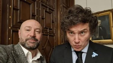 OTROS TIEMPOS. Diego Spagnuolo y una de sus muchas selfies con el presidente.