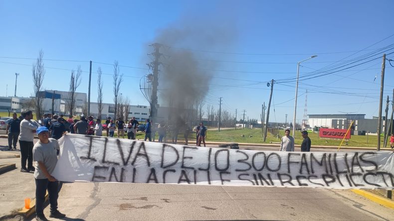 Trabajadores despedidos de ILVA cortan accesos al PIP.