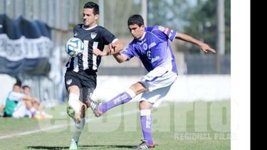 (Heva). No pasarás. Bianchi no puede frenar el duro despeje del defensor de Dálmine..