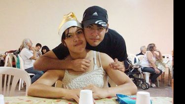 Melina tiene 21 años. En la foto, junto a su hermano Claudio..