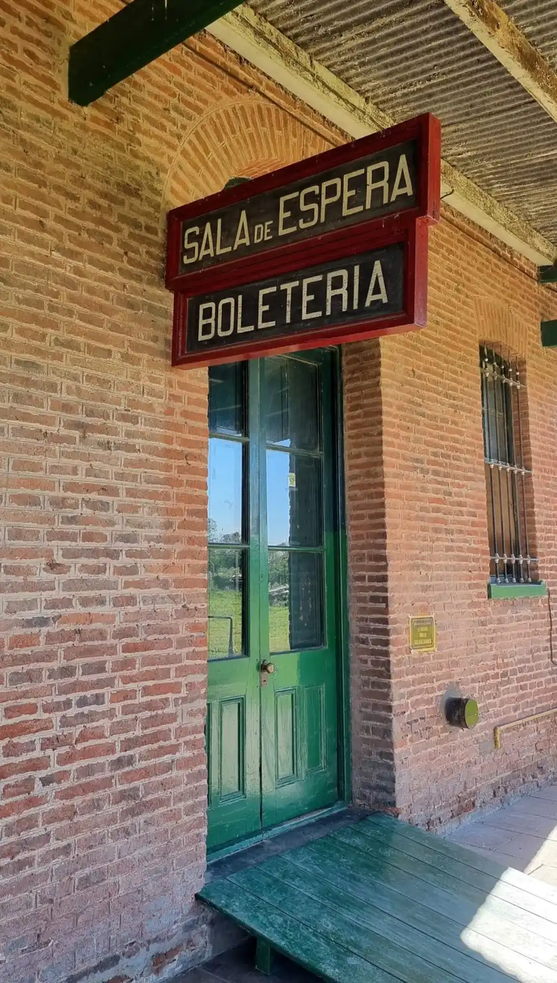La estación de tren es el alma del pueblo. (leerdelviaje.com)..webp