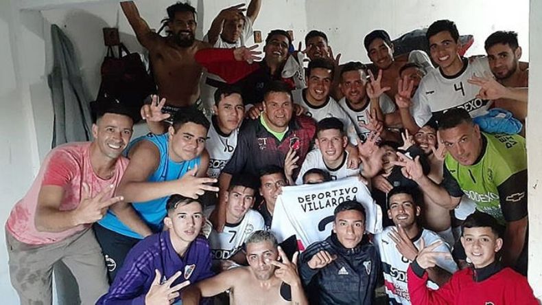 POR TRES. Los jugadores de Villa Rosa festejaban en el vestuario el triunfo ante Somra..