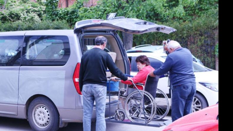 Otra de la Escuela 45 (sí, allí pasó de todo): la señora en silla de ruedas tuvo dificultades para ingresar al establecimiento, desnudando las falencias de accesibilidad que aún persisten en ese y otros tantos edificios públicos. Finalmente, pudo votar con normalidad..