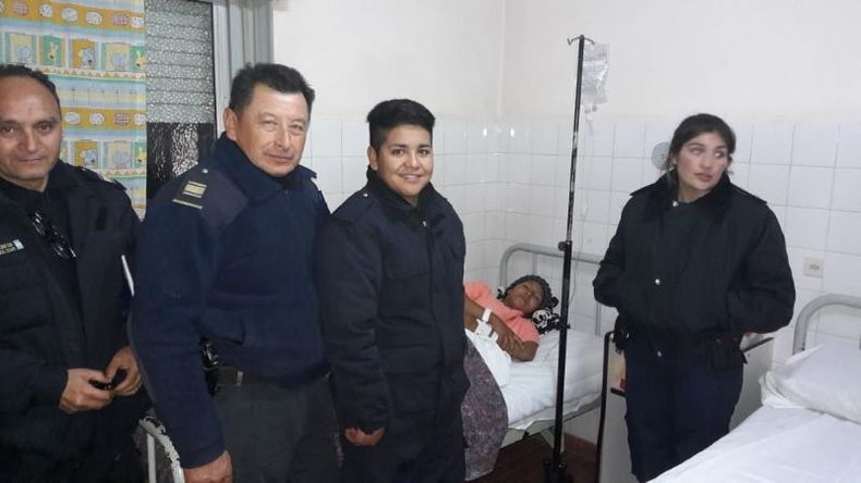 Los policías que intervinieron, junto la joven madre..