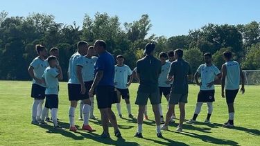 PREPARADOS. Los jugadores escuchan la charla técnica antes del amistoso.