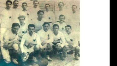 FUNDADORES. El primer equipo de Deportiva, que quedó inmortalizado en 1913..