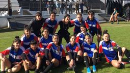 CLASIFICADA. La Sub 16 de Gauchitos posa en el Barraza, tras ganar el Interregional.