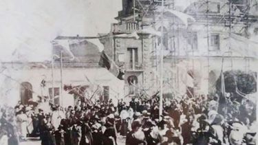 Procesión, entre calles de tierra y andamios