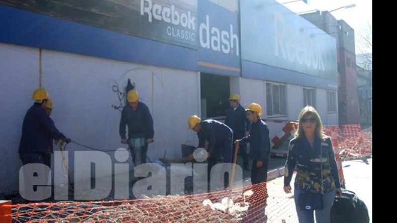Los obreros retiran las viejas baldosas en Rivadavia entre Yrigoyen y Lagrave..