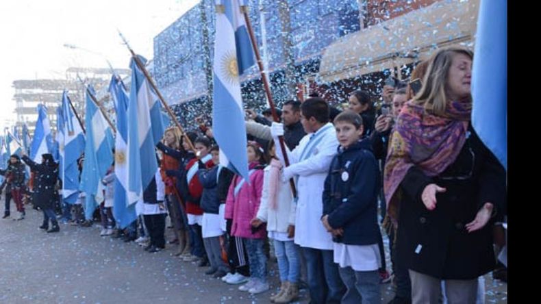 Acto. Sobre la calle Rivadavia, alumnos desplegaron sus banderas..