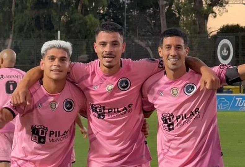 Ivn Smith Rodrguez Silva y Mathias Crocco celebral el triunfo de Real Pilar en el Barraza