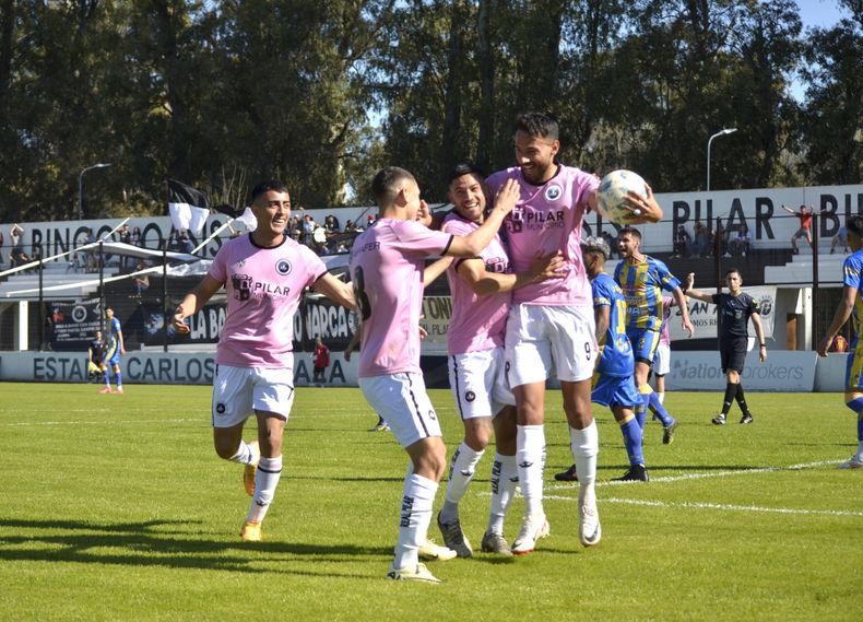 PRIMER GRITO. Todos felicitan a Martín Gómez (8) autor del primer tanto de Real Pilar y figura del partido.&nbsp;