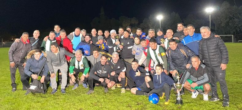 AMISTAD. Los planteles de Pilar FC y San Martín posaron juntos tras la entrega de premios.