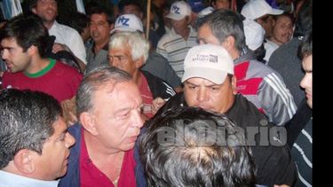Zúccaro separando a sus militantes que pelearon por la ubicación..