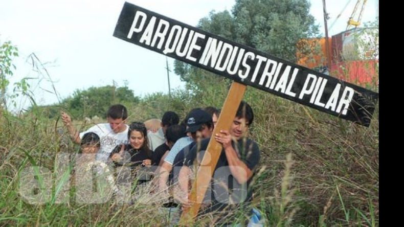 Vía Crucis. Los vecinos piden el tren al Parque Industrial desde hace años..