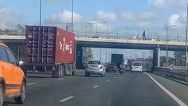 Paso unas fotos a ver si pueden hacer una nota con los camiones que van por el tercer carril. Este mes un montón de camiones vimos así y después pasan los accidentes. Lali González