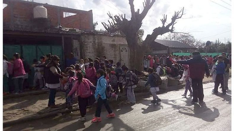 EVACUACIÓN. Por una pérdida de gas, los alumnos de la EPB 30 salieron del edificio..