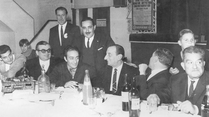 Amena sobremesa del Negro Alberto Olmedo y Fidel Pintos, durante una visita en el año 1966. Se llevó a cabo en el Cine Gran Pilar..