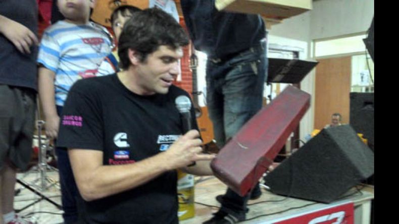 Tiraron el taller por la ventana. Fede Lynn con la toma de aire de un auto de Osvaldo Lynn que fue sorteada..